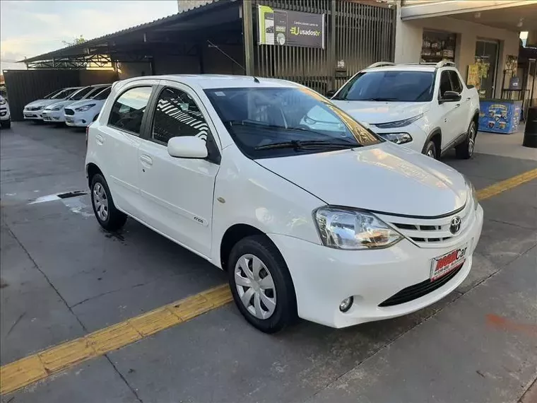 Toyota Etios Branco 7