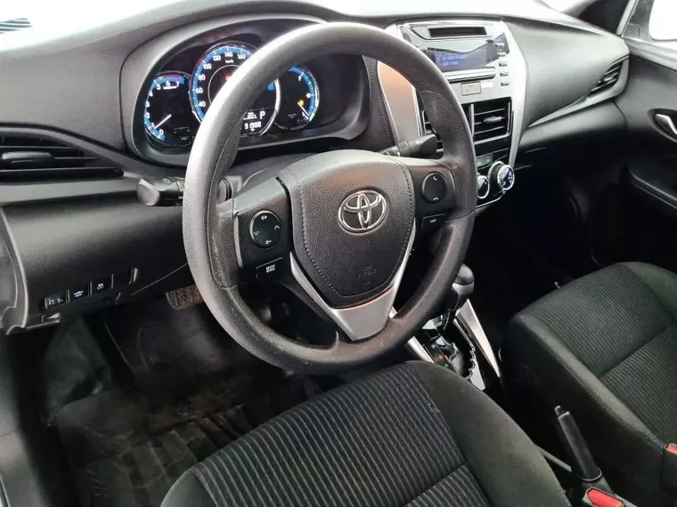 Toyota Yaris Prata 13