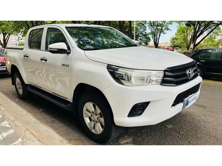 Toyota Hilux Branco 4