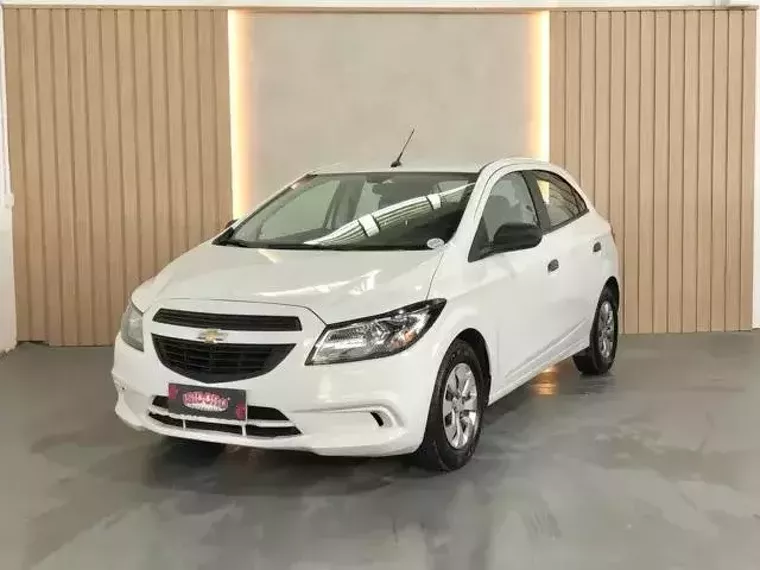 Chevrolet Onix Branco 1