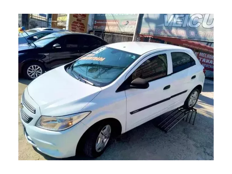 Chevrolet Onix Branco 1