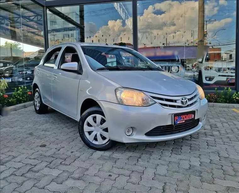 Toyota Etios Prata 8