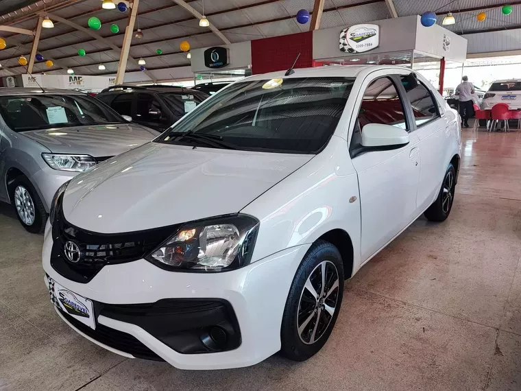 Toyota Etios Branco 12