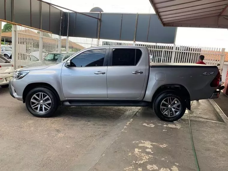 Toyota Hilux Prata 2