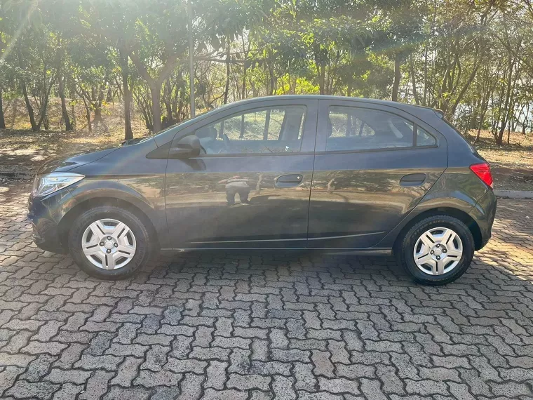 Chevrolet Onix Cinza 11