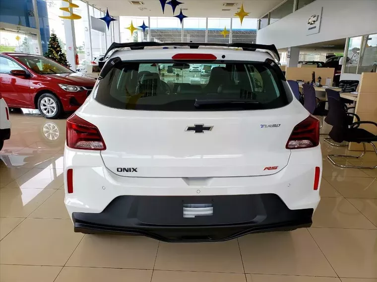 Chevrolet Onix Branco 16