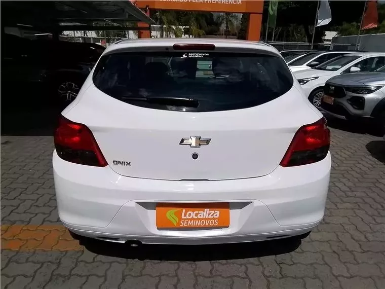 Chevrolet Onix Branco 4