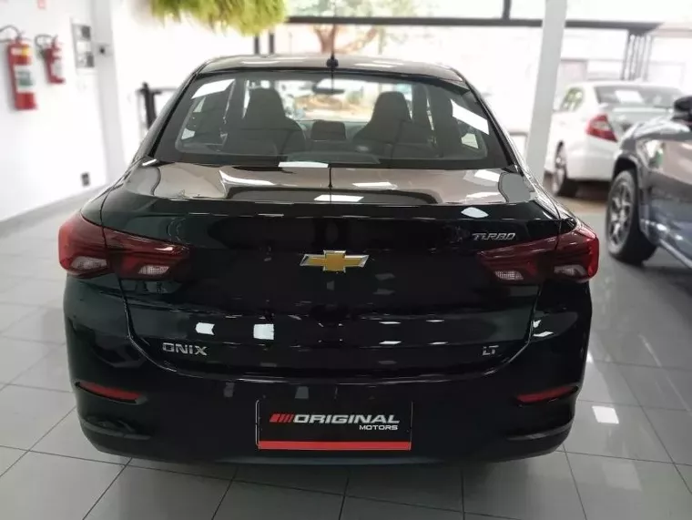 Chevrolet Onix Preto 11