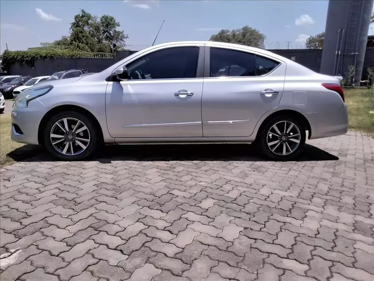 Nissan Versa Prata 13