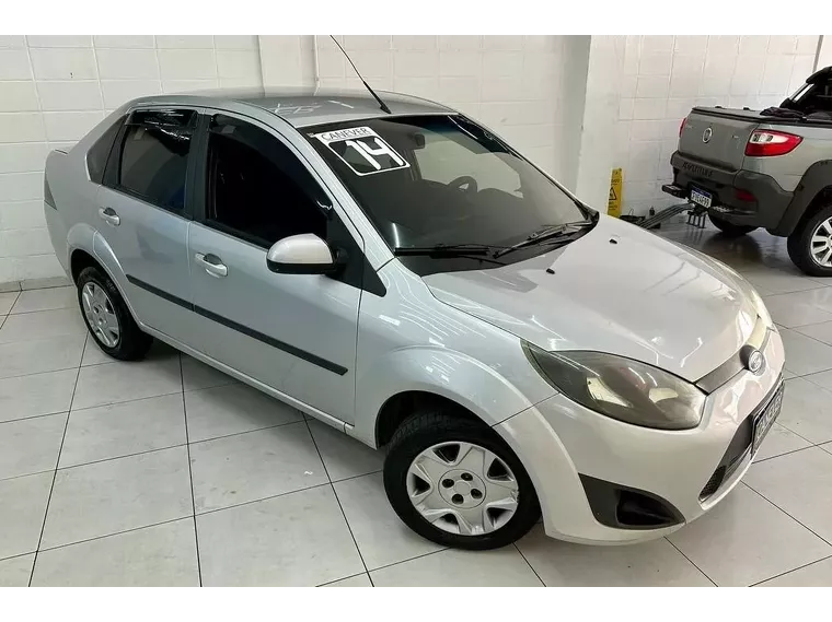 Ford Fiesta Prata 13