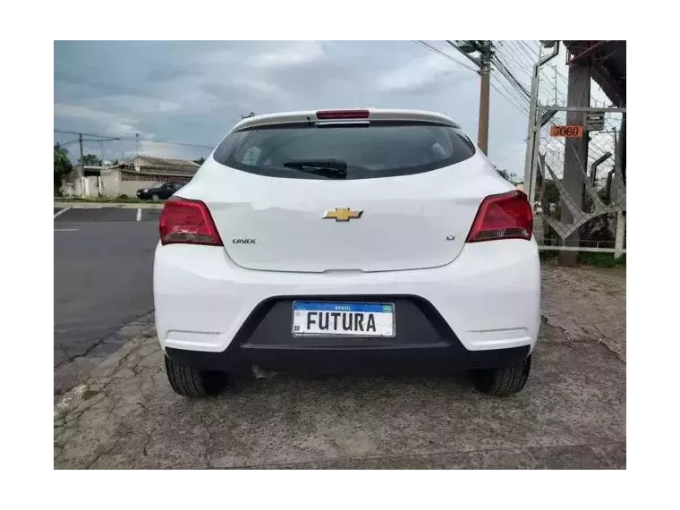 Chevrolet Onix Branco 5