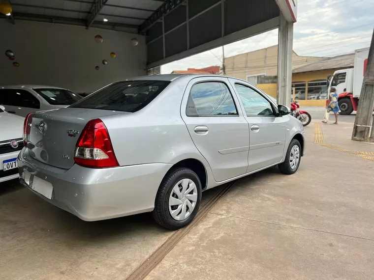 Toyota Etios Prata 9