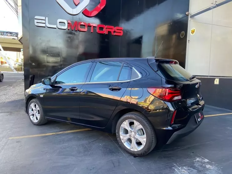 Chevrolet Onix Preto 8