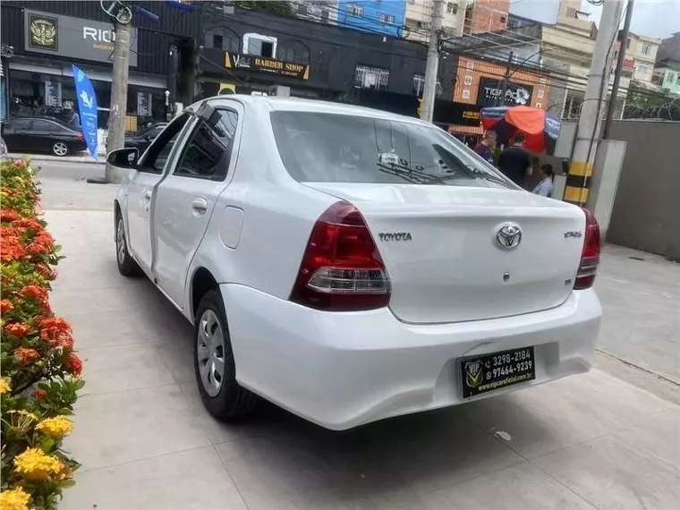 Toyota Etios Branco 1