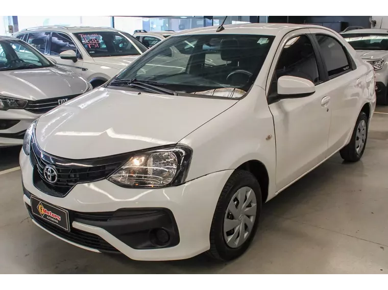 Toyota Etios Branco 3