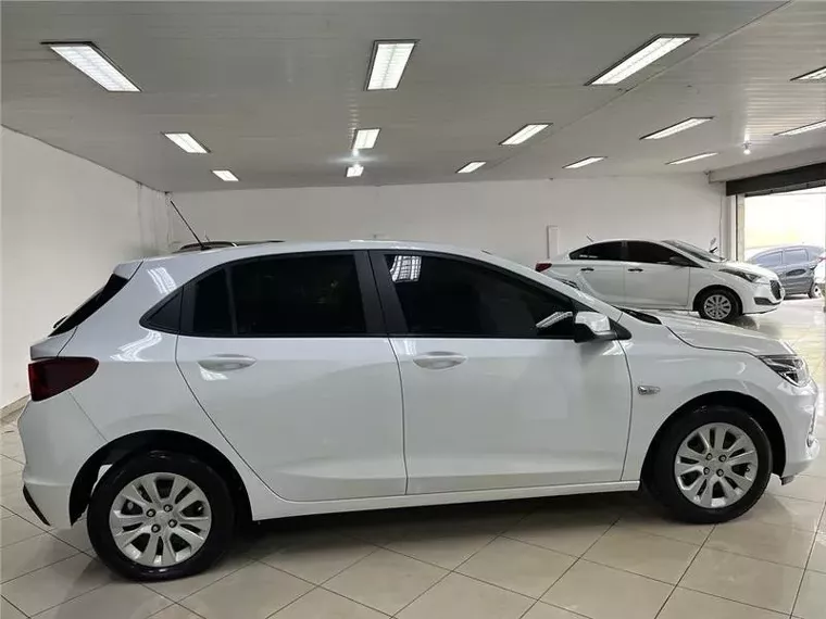 Chevrolet Onix Branco 2