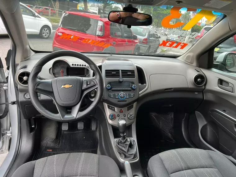 Chevrolet Sonic Prata 4