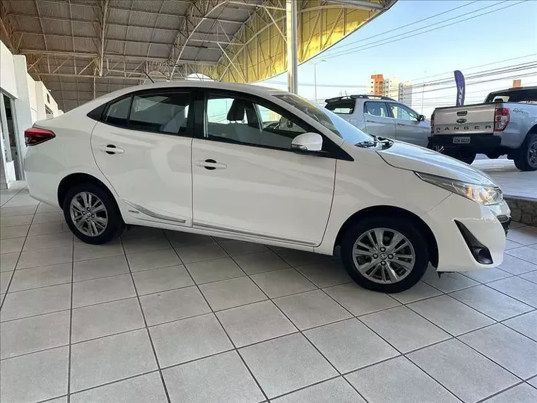 Toyota Yaris Branco 11