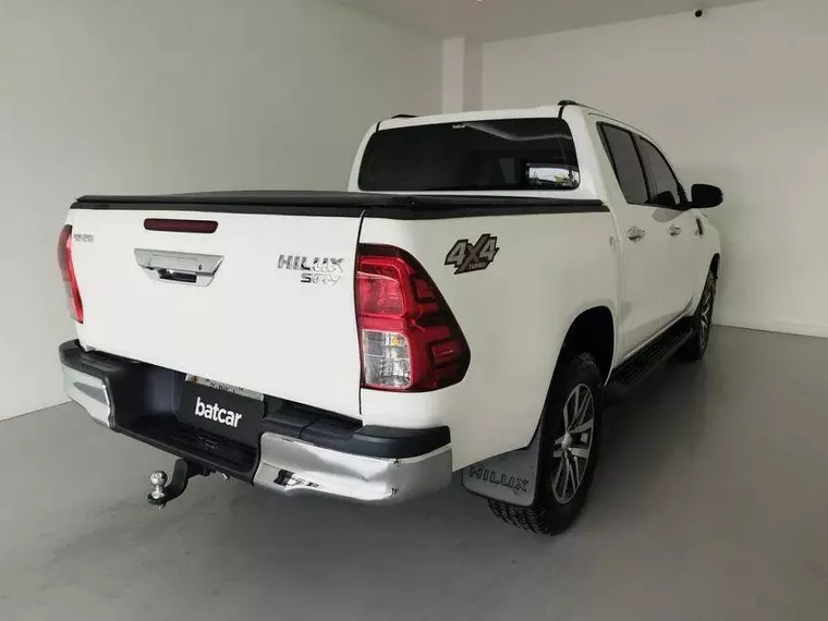 Toyota Hilux Branco 19