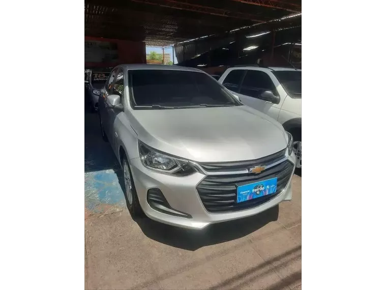 Chevrolet Onix Prata 3