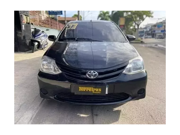 Toyota Etios Preto 6