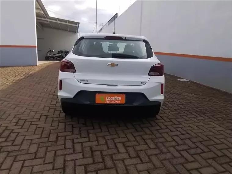 Chevrolet Onix Branco 2