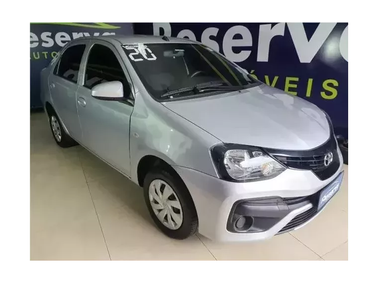 Toyota Etios Prata 7