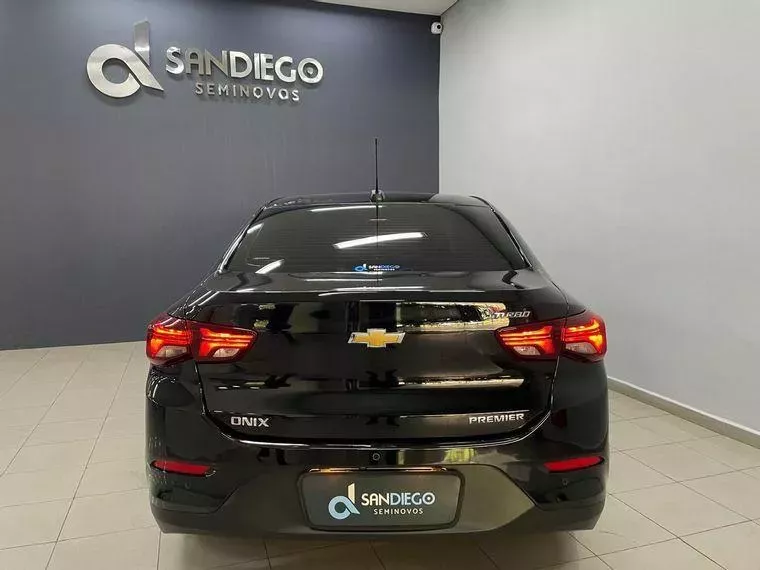 Chevrolet Onix Preto 4