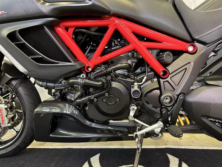 Ducati Diavel Vermelho 16