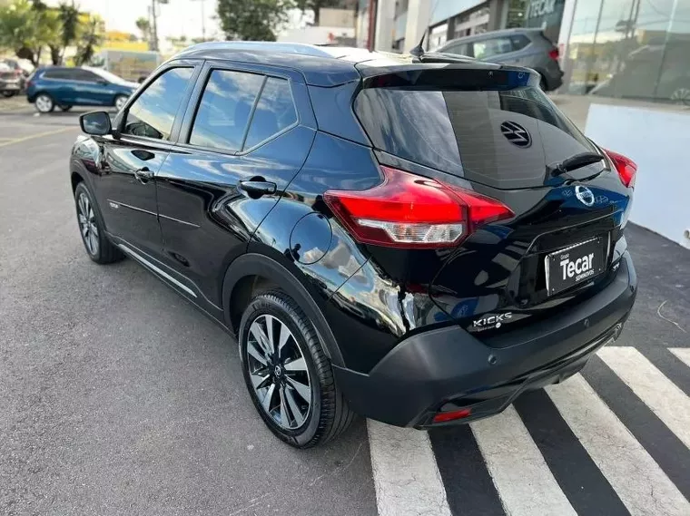 Nissan Kicks Preto 10