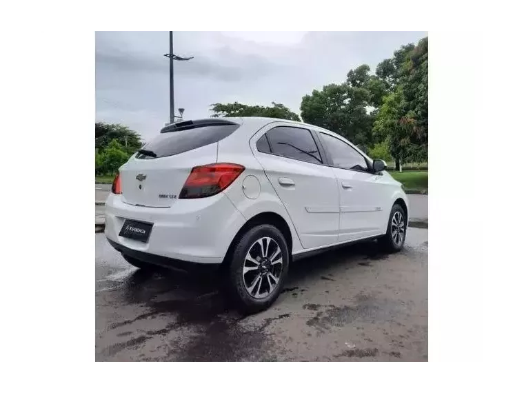 Chevrolet Onix Branco 9