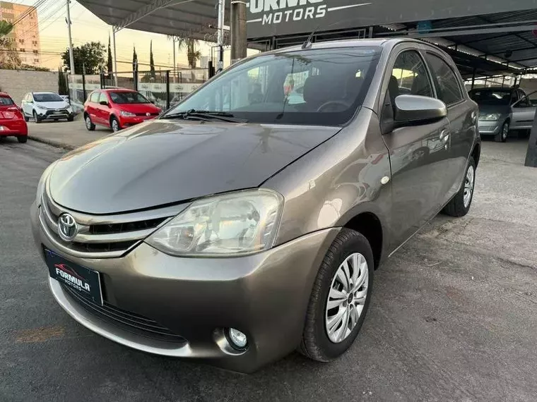 Toyota Etios Cinza 3