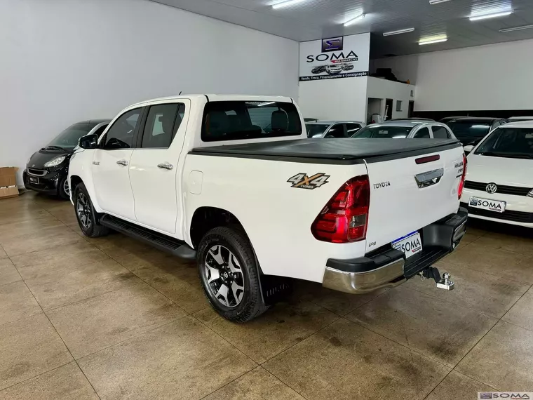 Toyota Hilux Branco 5