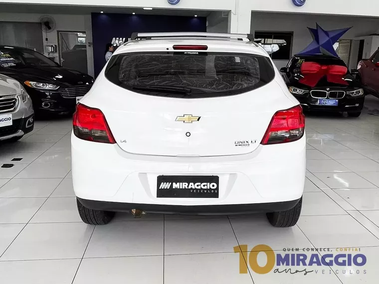 Chevrolet Onix Branco 9