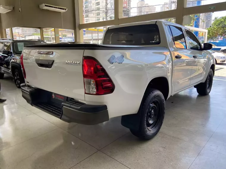 Toyota Hilux Branco 14