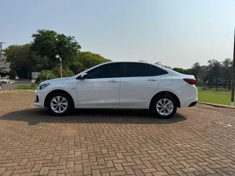 Chevrolet Onix Branco 22