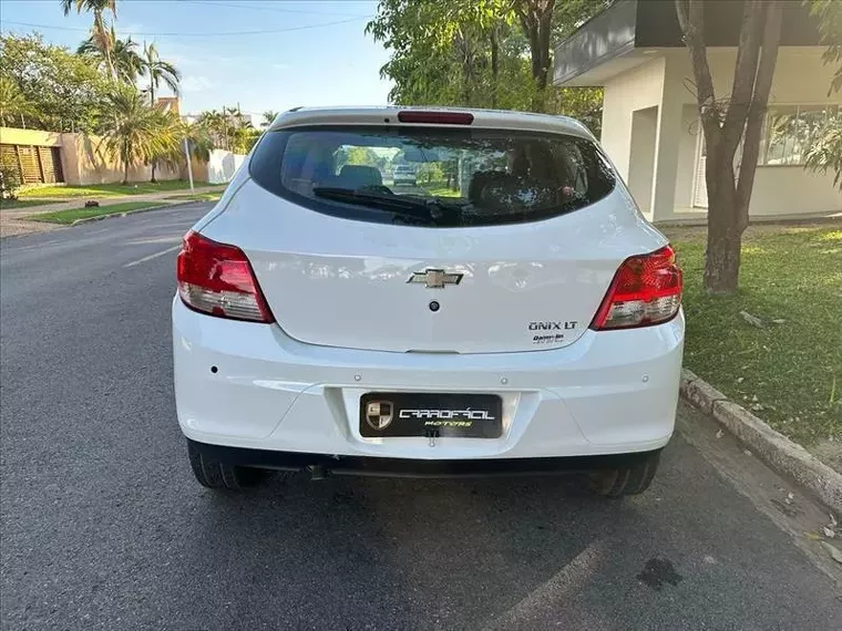 Chevrolet Onix Branco 5