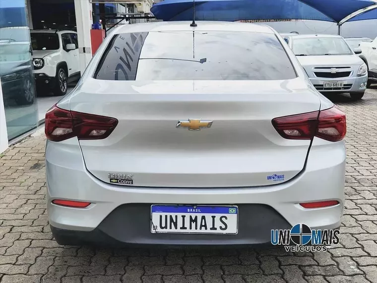 Chevrolet Onix Prata 5