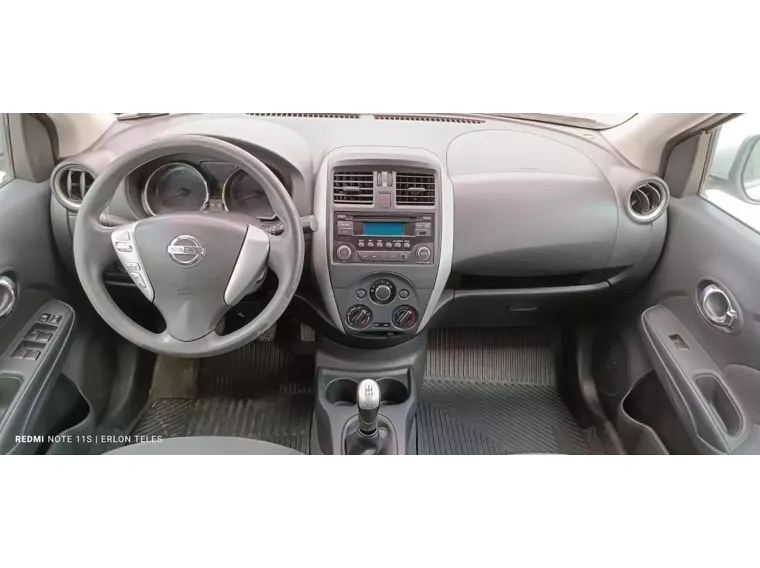 Nissan Versa Prata 4