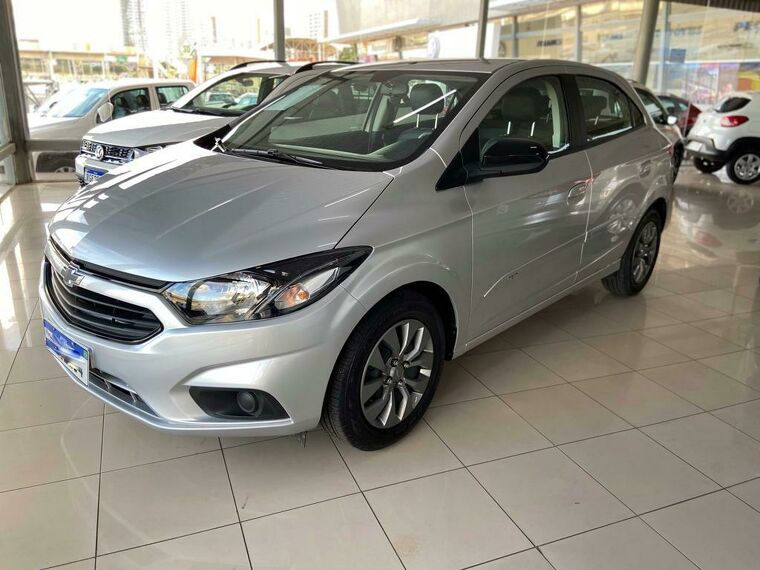 Chevrolet Onix Prata 13