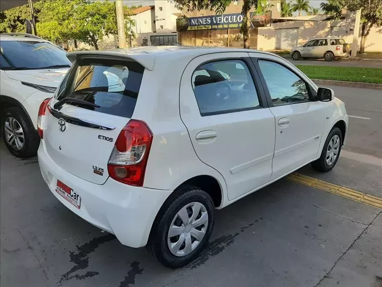 Toyota Etios Branco 3