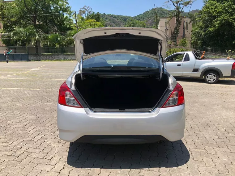 Nissan Versa Prata 14