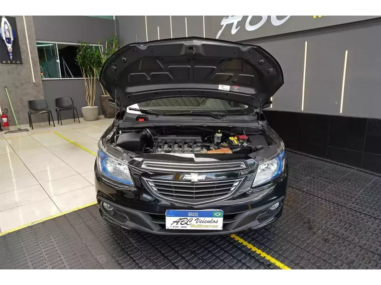 Chevrolet Onix Preto 13