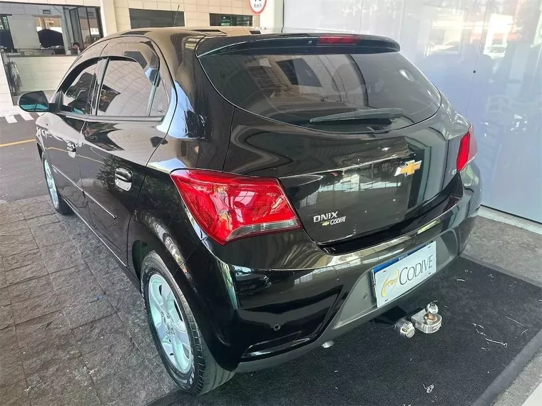 Chevrolet Onix Preto 6