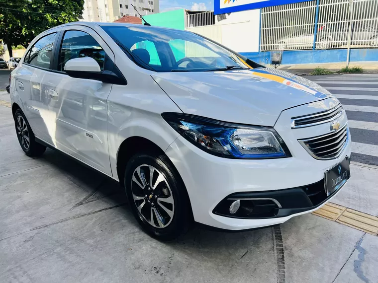 Chevrolet Onix Branco 8