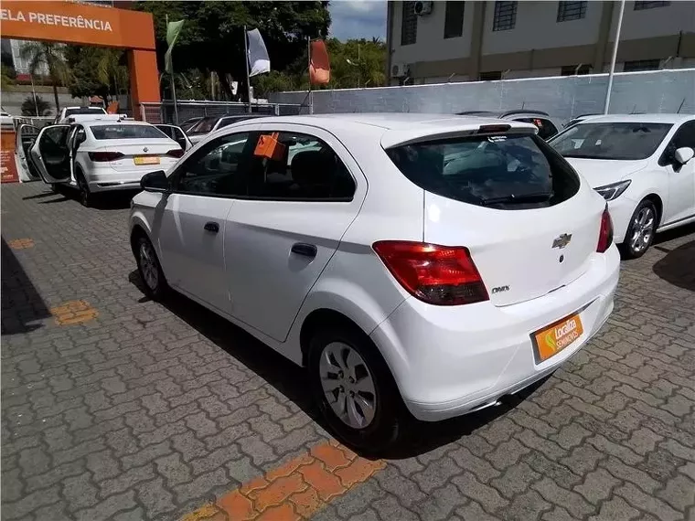 Chevrolet Onix Branco 6