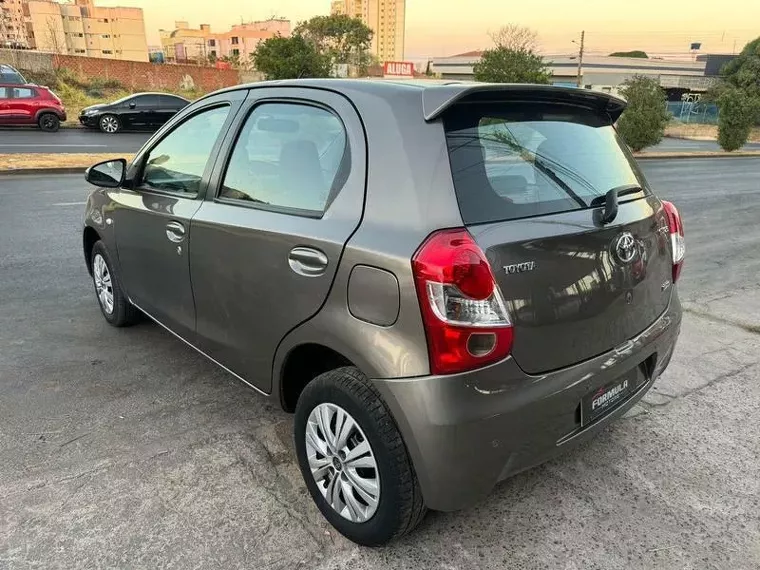 Toyota Etios Cinza 4