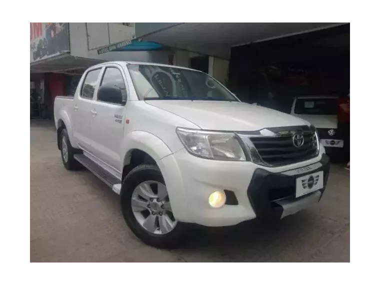 Toyota Hilux Branco 4