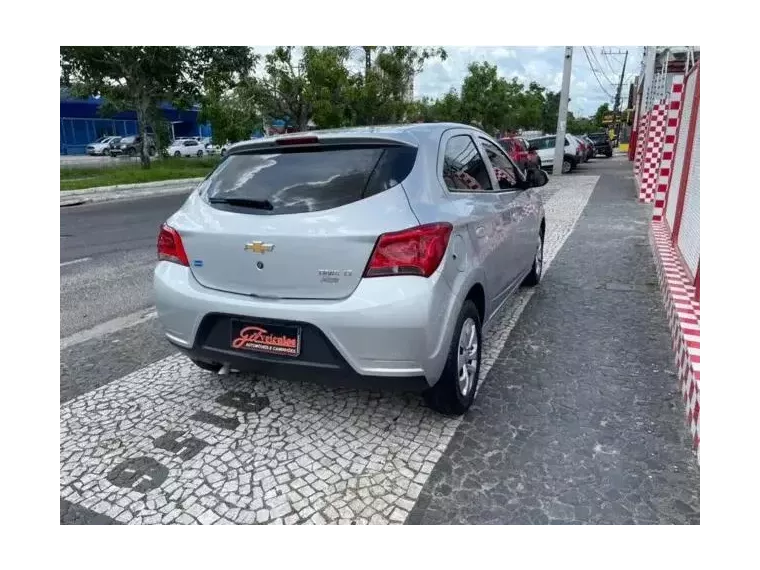 Chevrolet Onix Prata 7