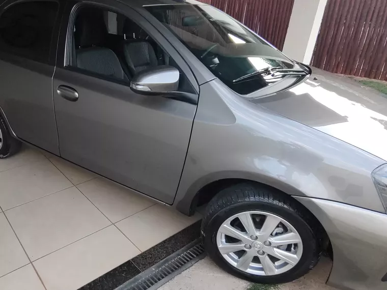 Toyota Etios Cinza 22